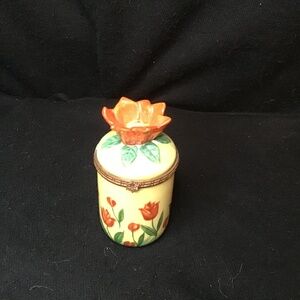 Vintage Beautiful Bombay Company Porcelain Tulip Candle/Trinket Box. NEW candle